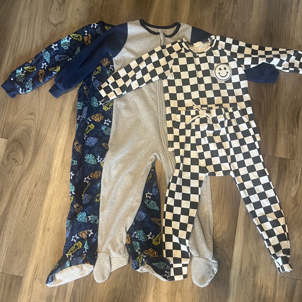Bundle pack of 3 boy pajamas. 3T